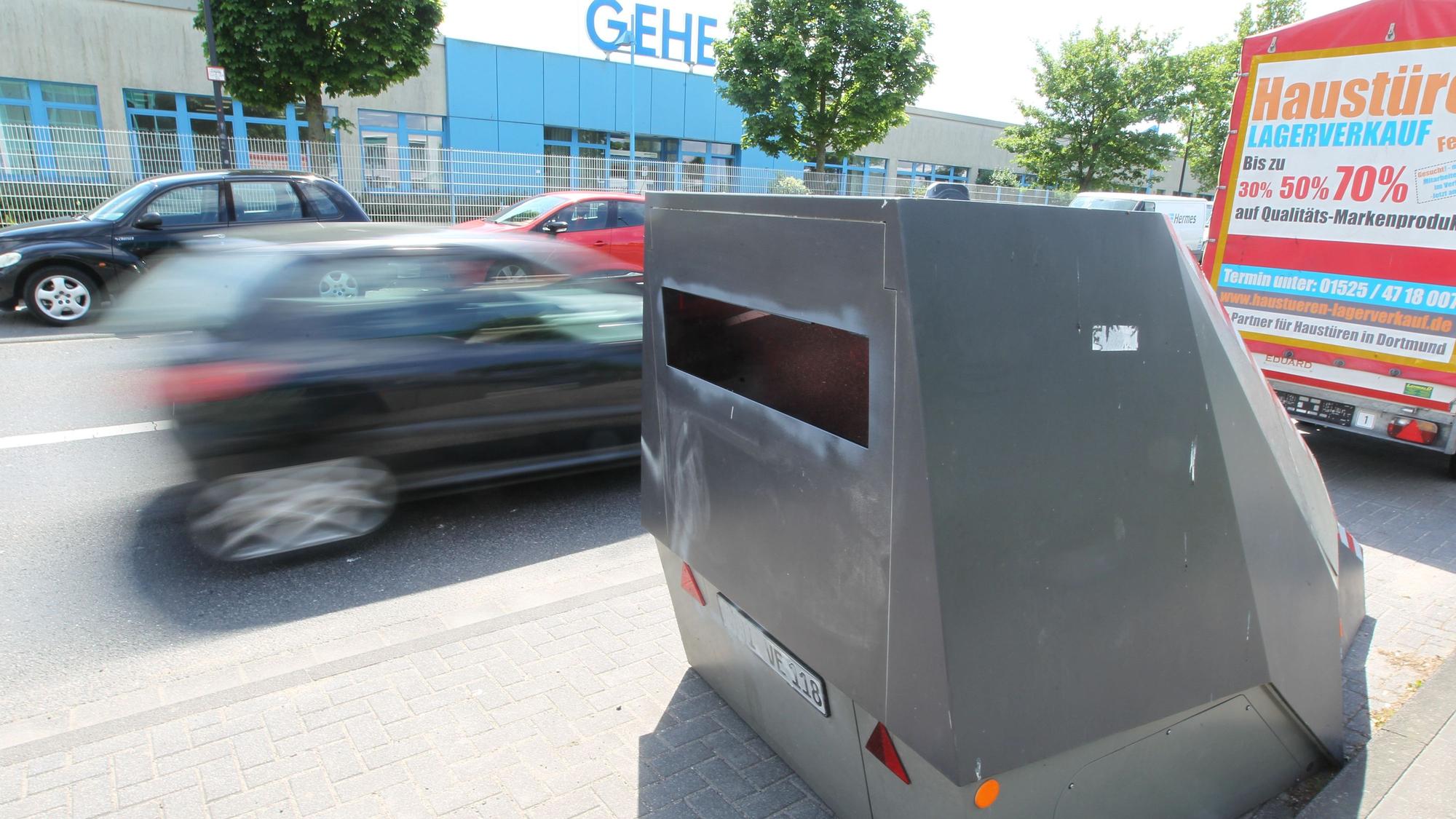 An einer Straße in Troisdorf-Spich steht eine mobile Geschwindigkeitsüberwachungsanlage der Stadtverwaltung.