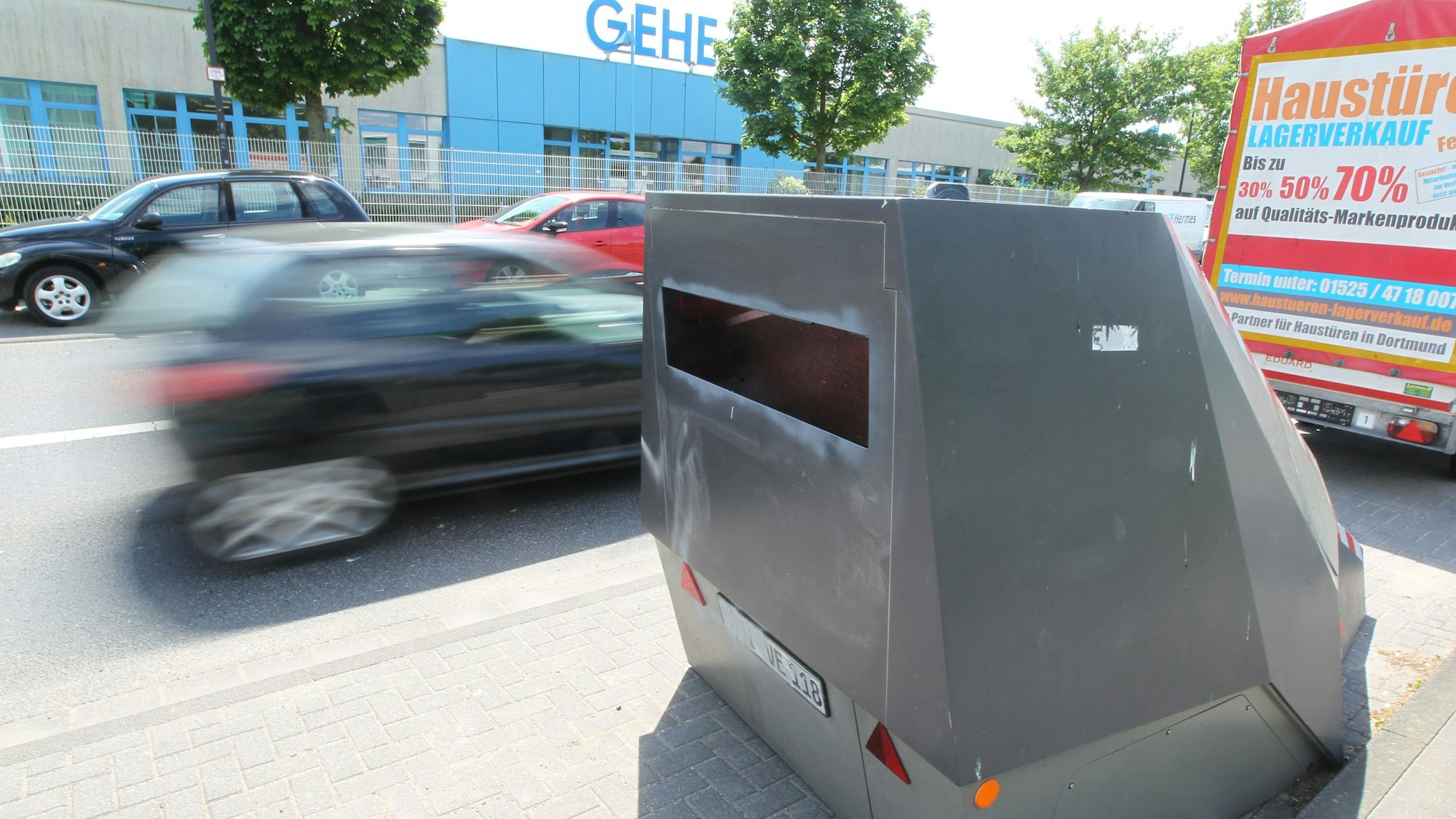 An einer Straße in Troisdorf-Spich steht eine mobile Geschwindigkeitsüberwachungsanlage der Stadtverwaltung.