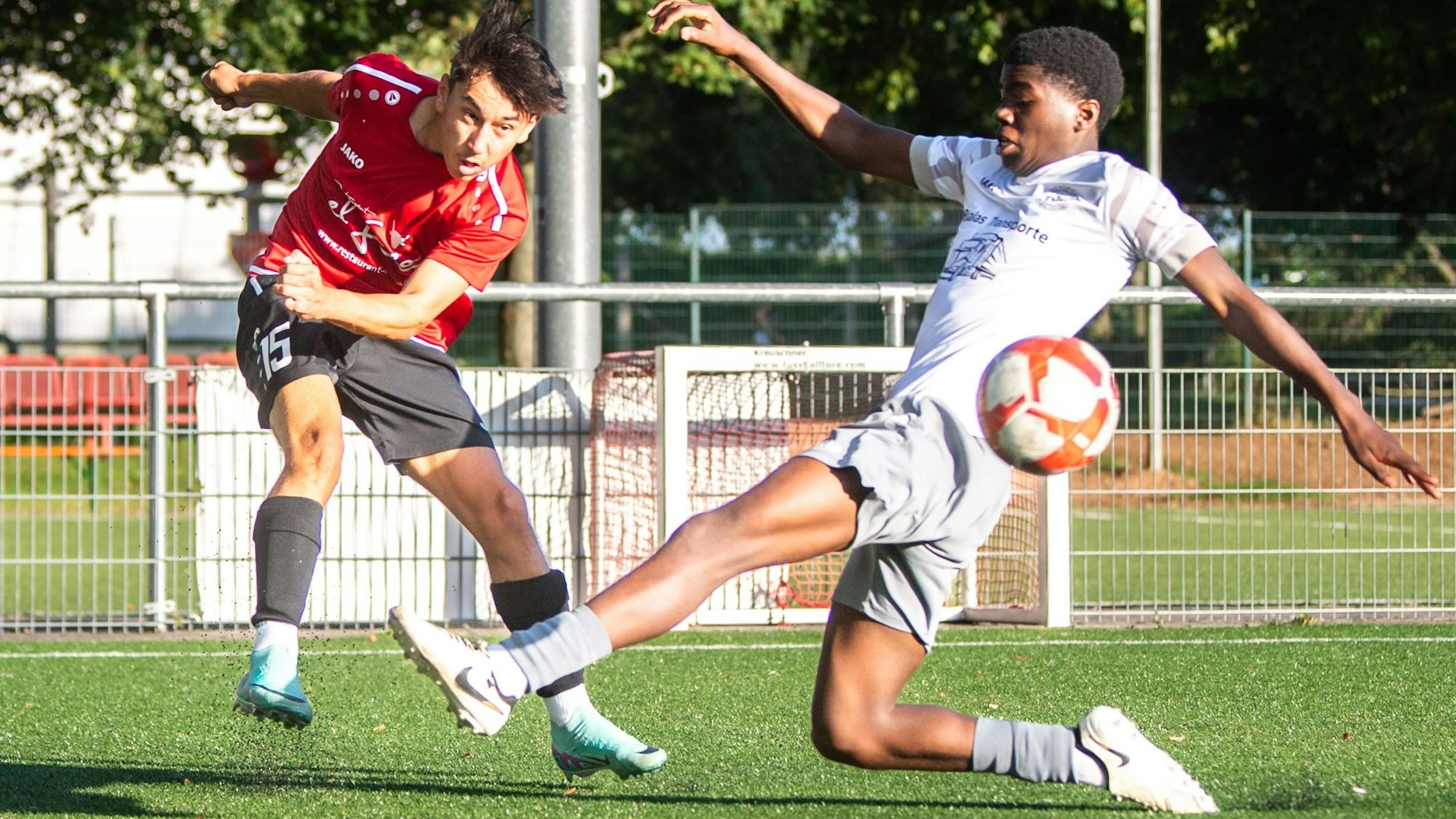Deniz Aksoy schlägt eine Flanke, ein Gegenspieler hat den Ball verpasst.