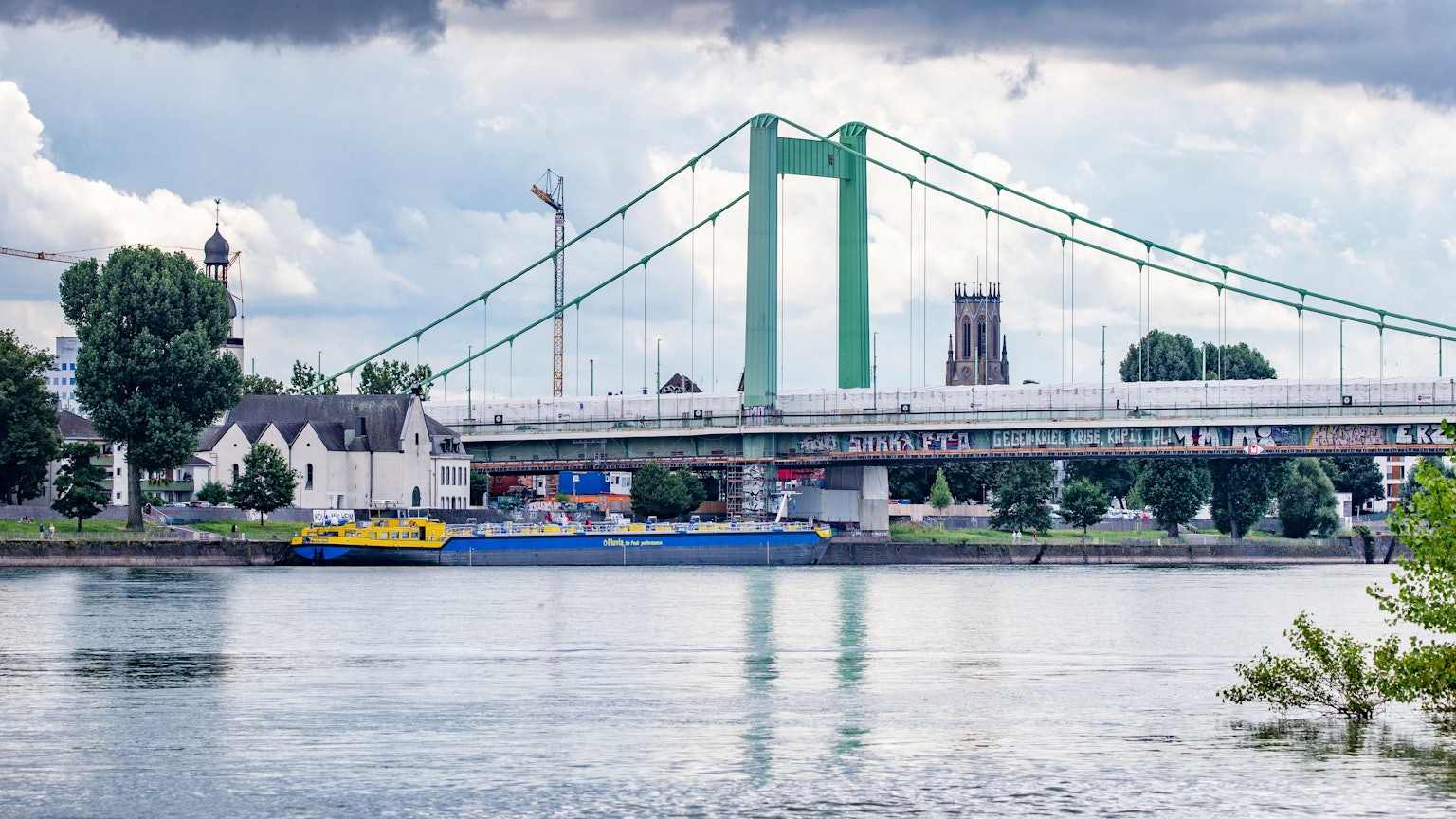 Dauerbaustelle: Die Mülheimer Brücke wird nicht vor Ende März 2028 fertigsaniert sein.