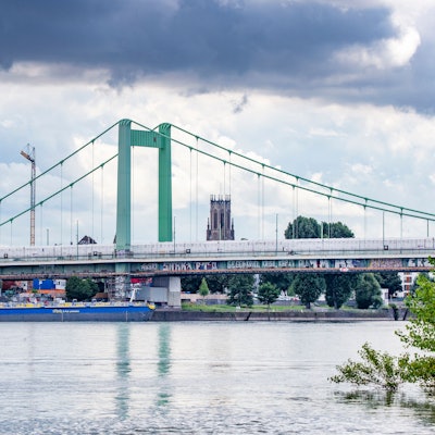 Dauerbaustelle: Die Mülheimer Brücke wird nicht vor Ende März 2028 fertigsaniert sein.
