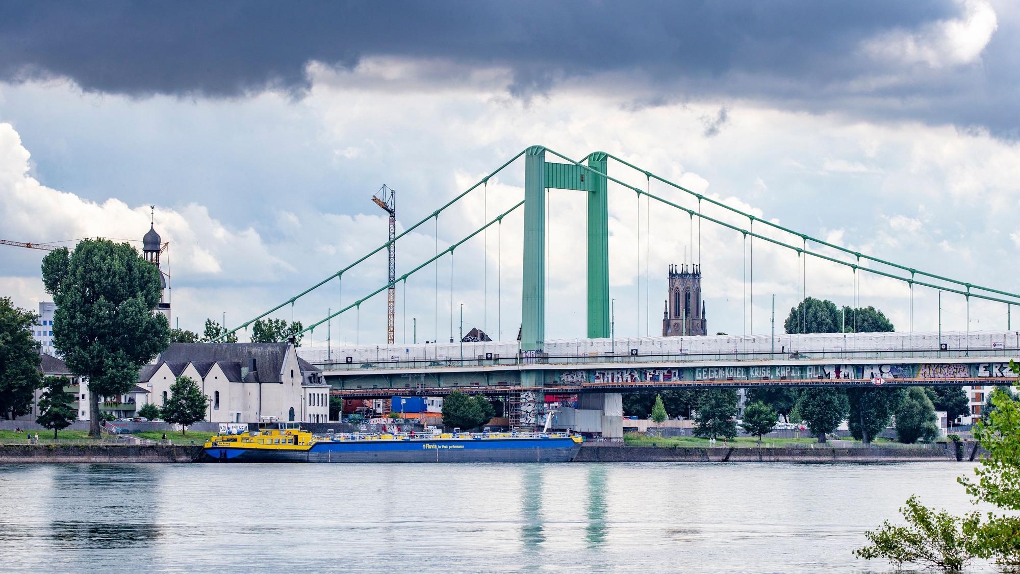 Dunkle Wolken über der Mülheimer Brücke