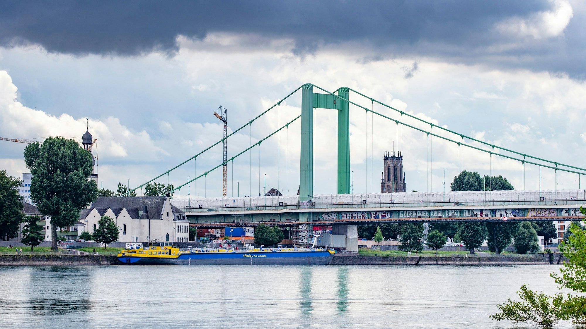 Dunkle Wolken über der Mülheimer Brücke
