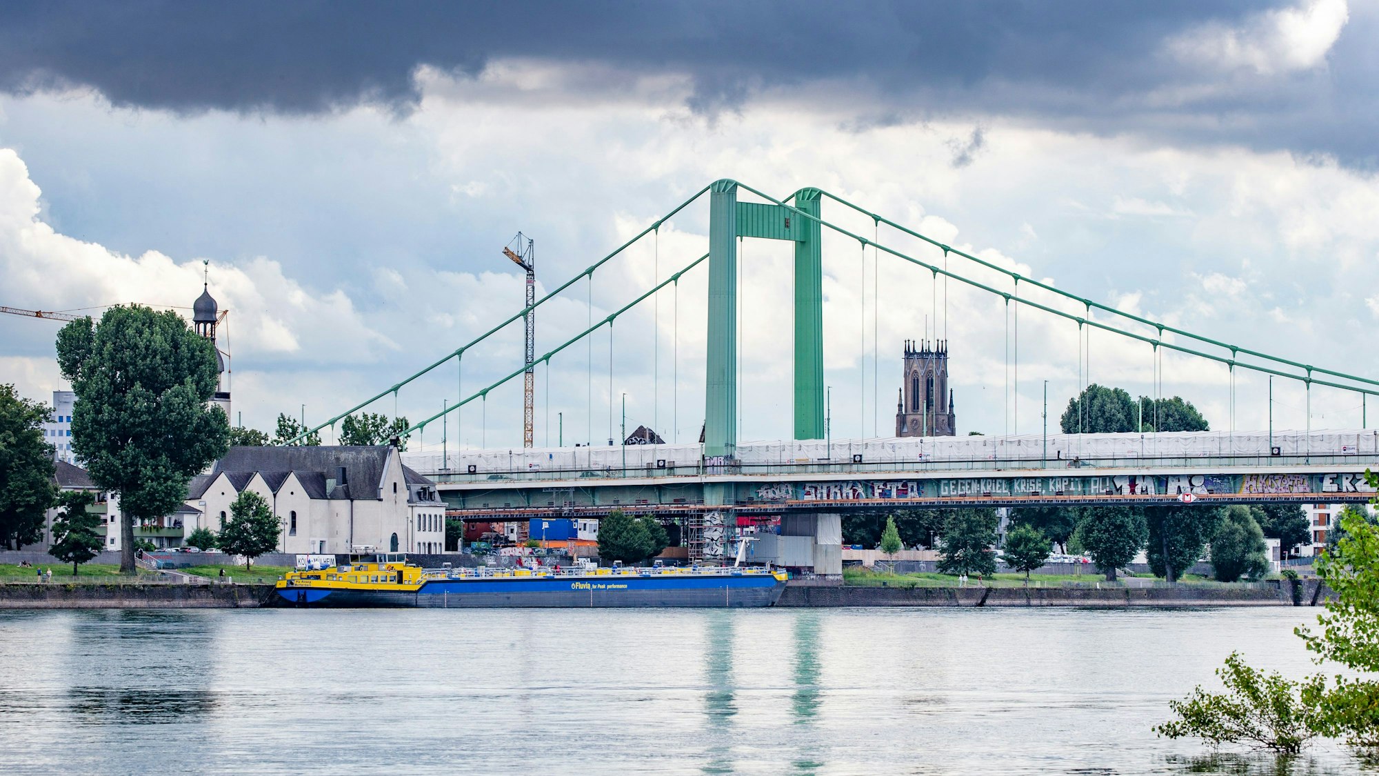 Blick vom Norden aus auf die Mülheimer Brücke im Bau - hier im Sommer 2024.