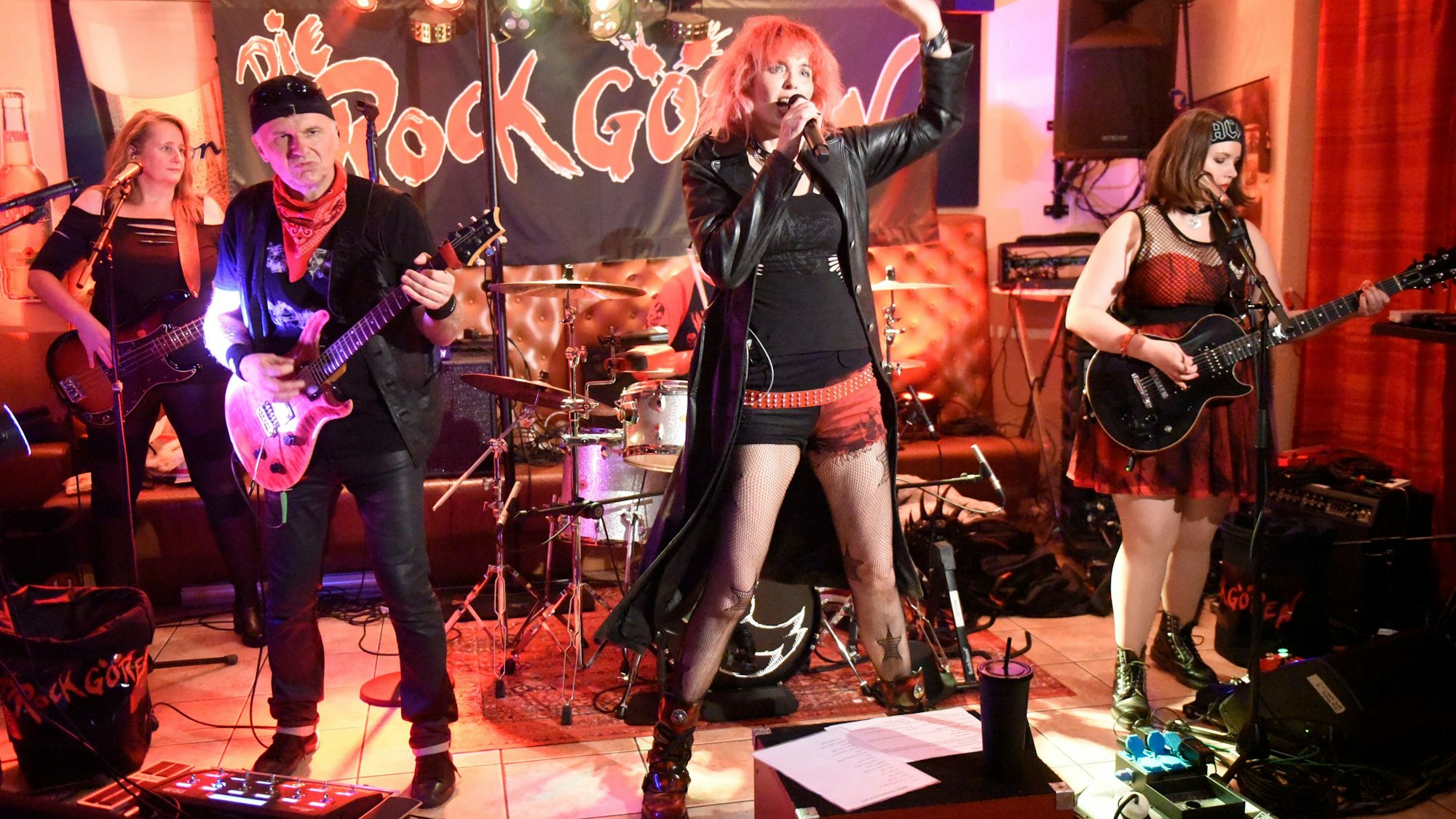 Zu sehen istv die Band Rockgören auf der Bühne.