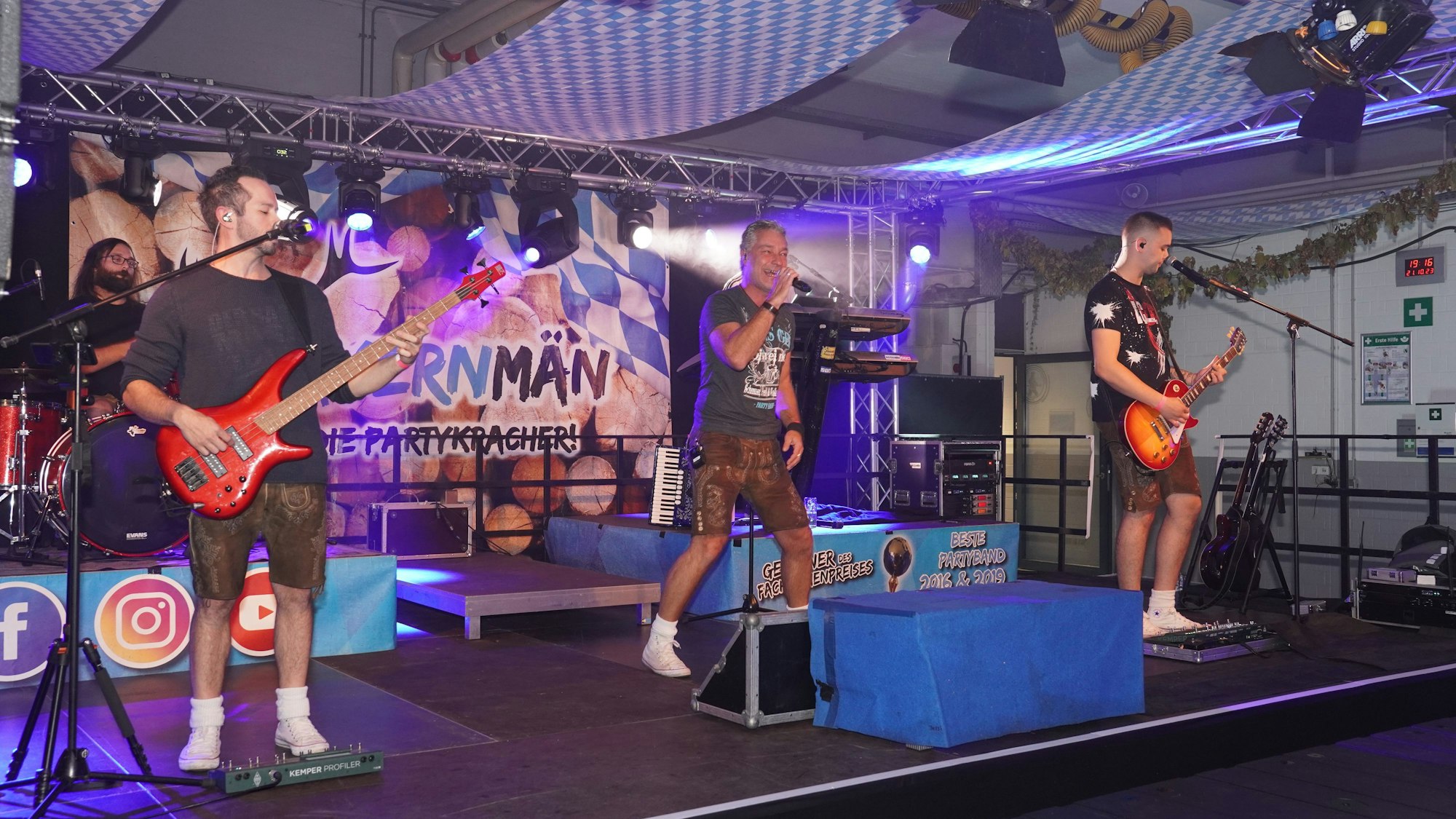 Musiker in Lederhosen auf einer Bühne