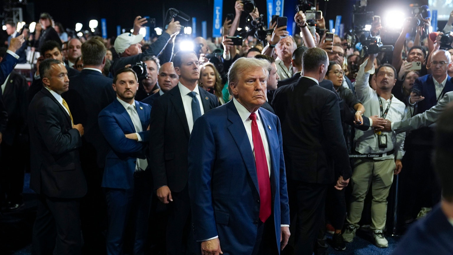 Der republikanische Präsidentschaftskandidat und ehemalige US-Präsident Donald Trump kommt nach einer Präsidentschaftsdebatte an, um mit Reportern im Spin-Room zu sprechen.