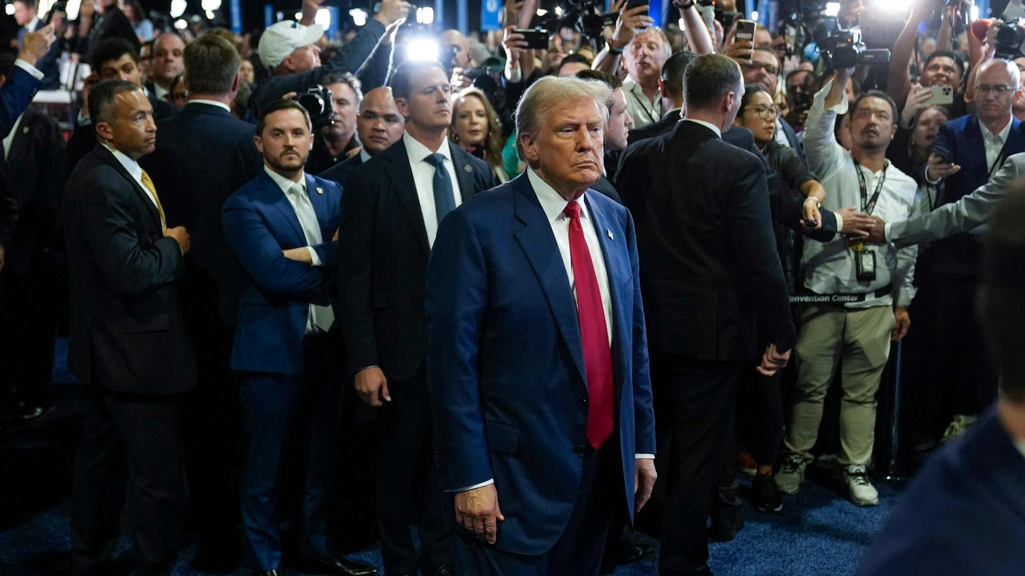 Der republikanische Präsidentschaftskandidat und ehemalige US-Präsident Donald Trump kommt nach einer Präsidentschaftsdebatte an, um mit Reportern im Spin-Room zu sprechen.