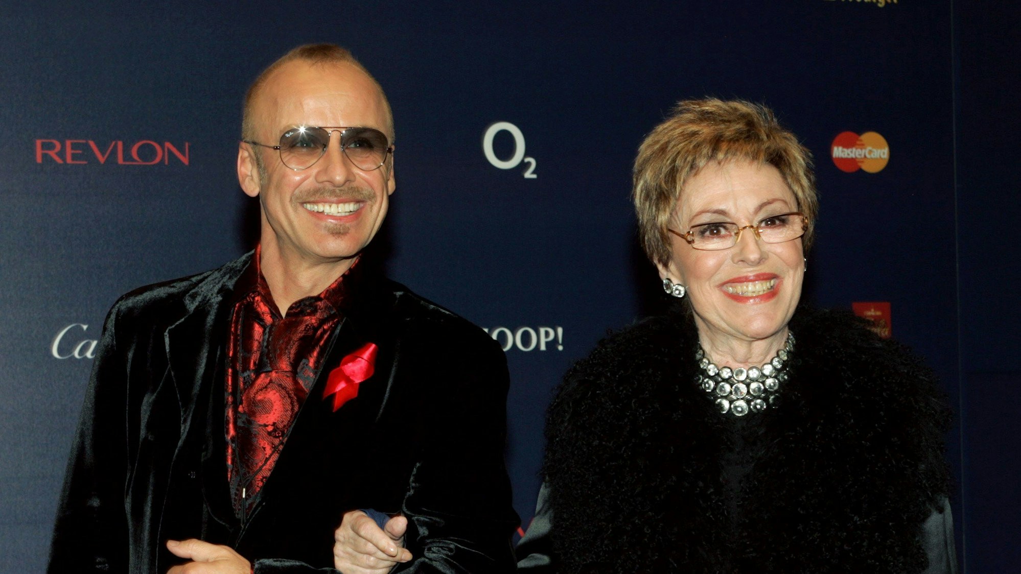 Arm in Arm mit ihrem Sohn Eric van Aro zeigt sich Showstar Caterina Valente bei der Bambi-Verleihung im Münchner Messezentrum ICM – sie erhielt den Ehren-Bambi.