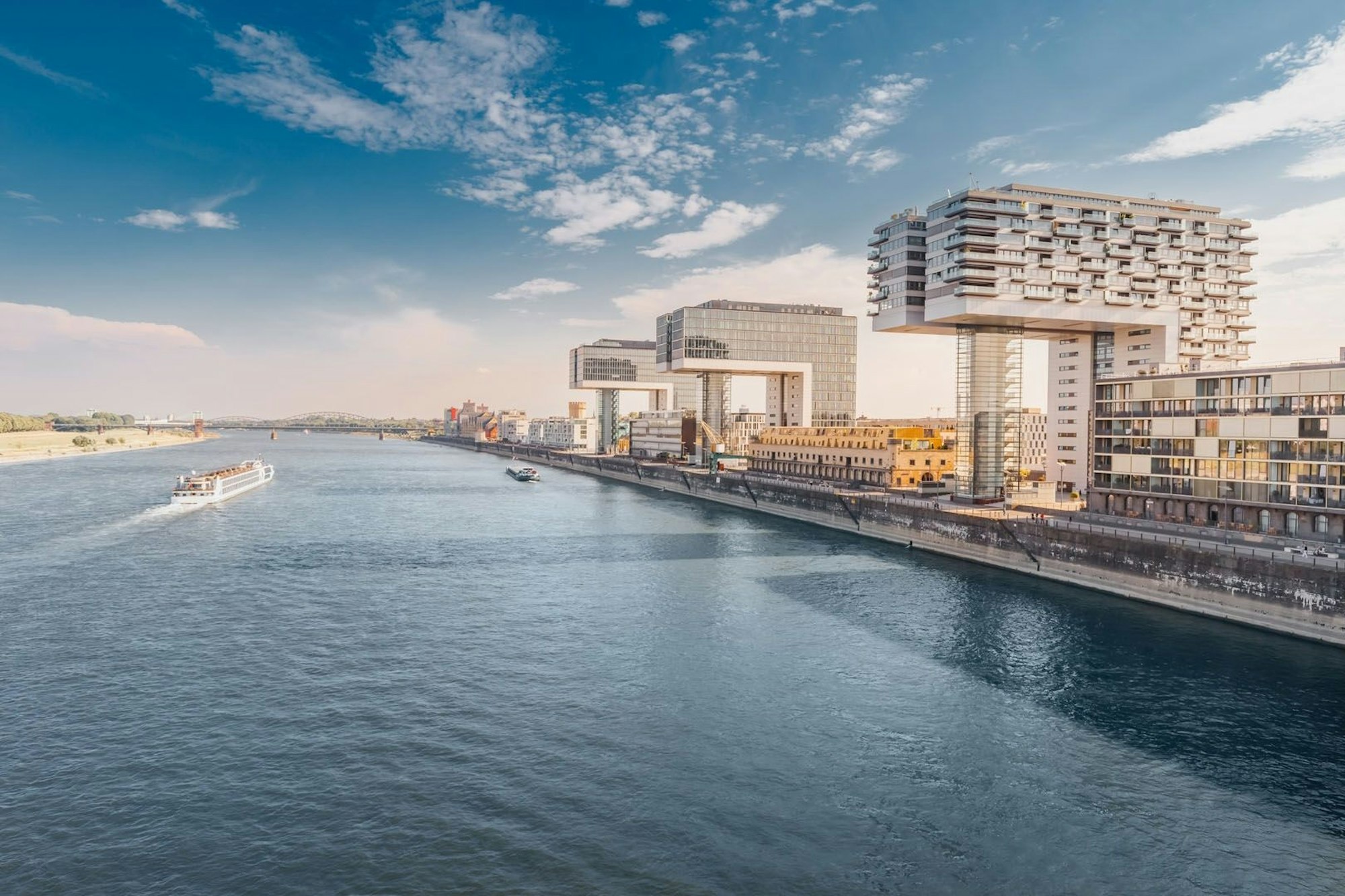 Blick auf die Kölner Kranhäuser am Rhein.
