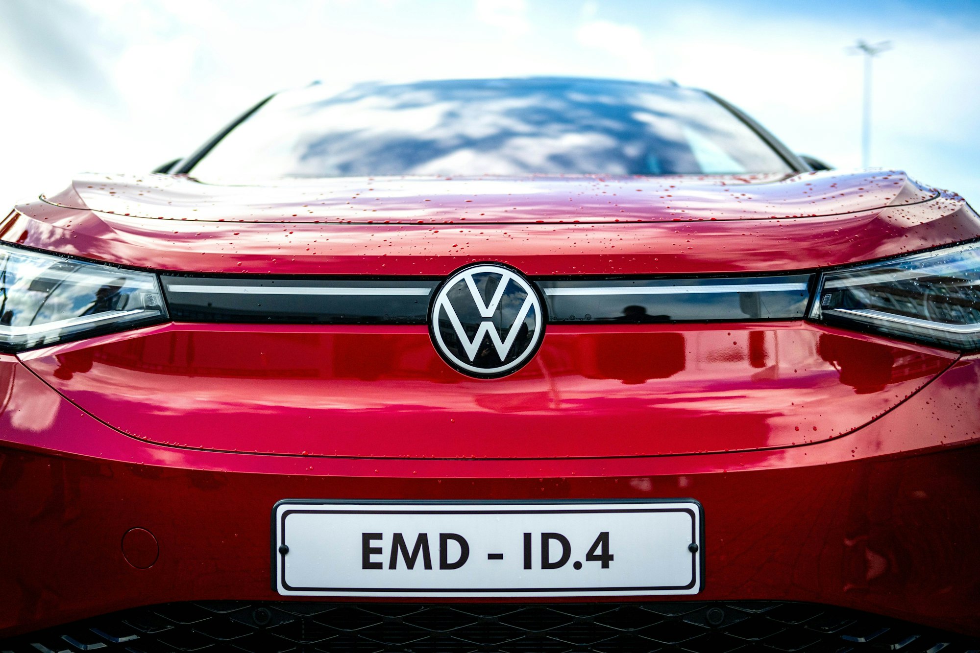 Der in Emden produzierte ID.4 steht auf dem VW Werksgelände.