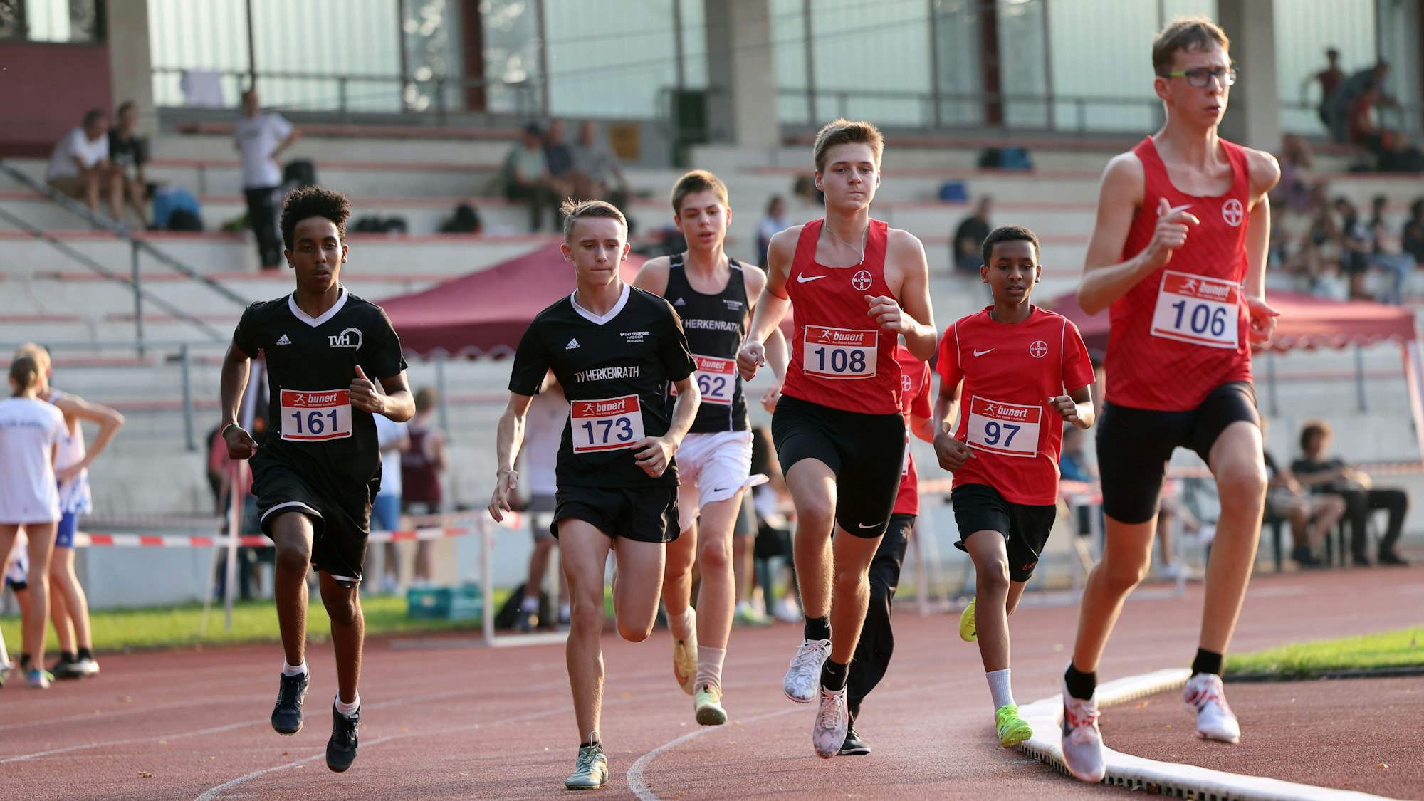 Junge Läufer in schwarzen und roten Trikots in der Belkaw-Arena