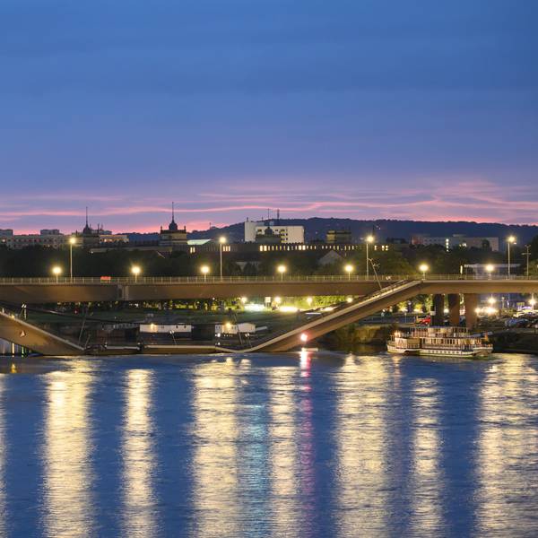 Teile der Carolabrücke über der Elbe sind eingestürzt.