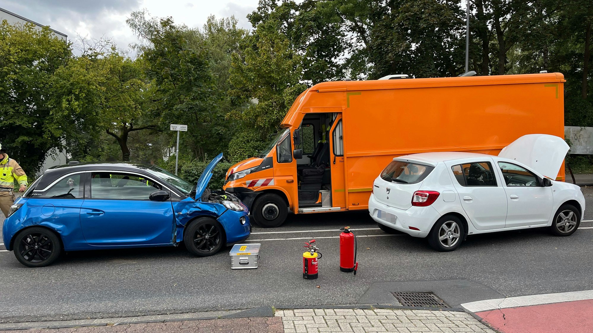 Drei Unfallautos stehen auf der Bensberger Straße in Bergisch Gladbach-Heidkamp