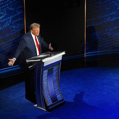 Der republikanische Präsidentschaftskandidat und ehemalige US-Präsident Donald Trump und die demokratische Präsidentschaftskandidatin und US-Vizepräsidentin Kamala Harris nehmen an einer ABC News Präsidentschaftsdebatte im National Constitution Center teil.