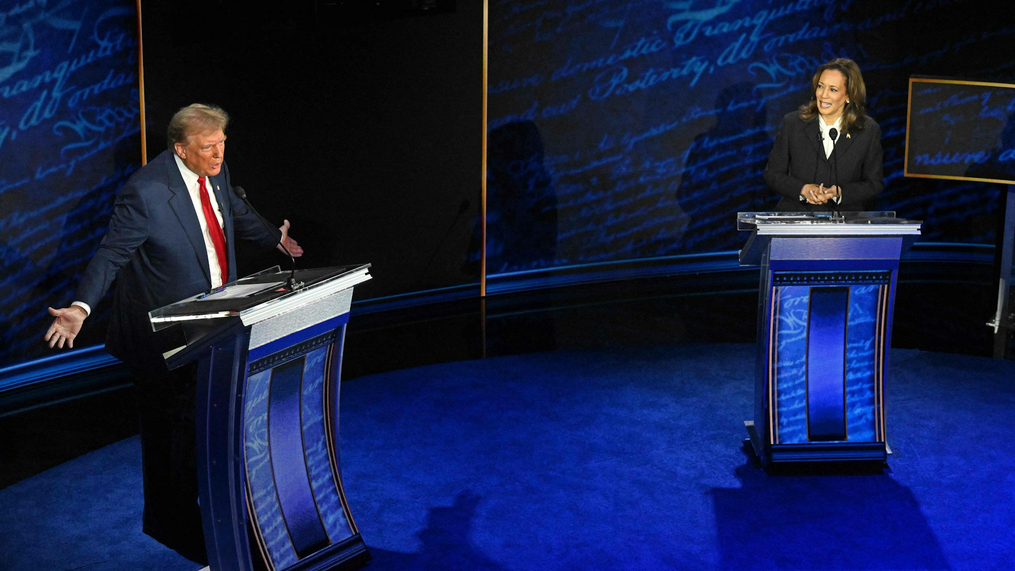 Der republikanische Präsidentschaftskandidat und ehemalige US-Präsident Donald Trump und die demokratische Präsidentschaftskandidatin und US-Vizepräsidentin Kamala Harris nehmen an einer ABC News Präsidentschaftsdebatte im National Constitution Center teil.