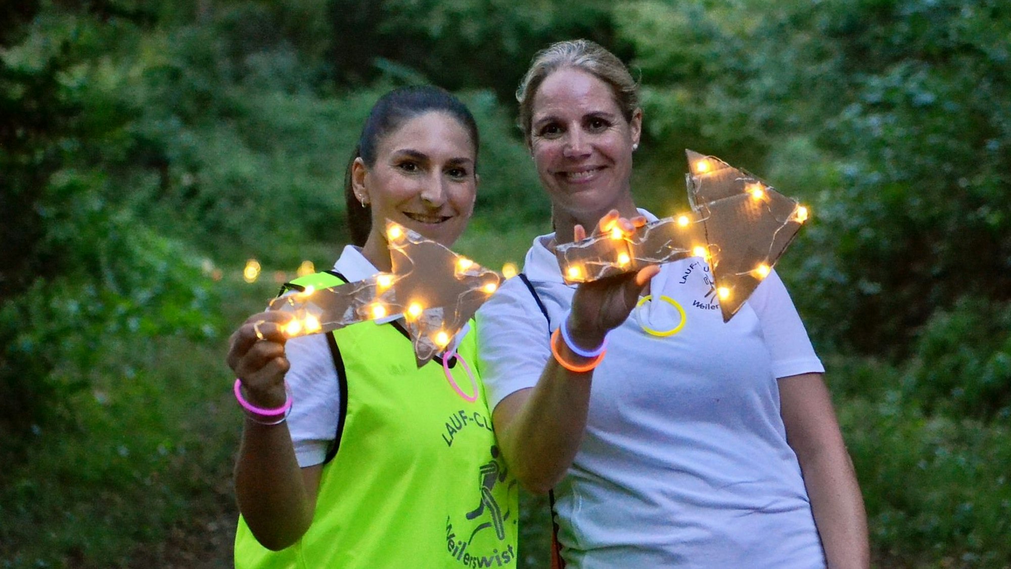 Streckenposten halten leuchtende Pfeile in den Händen.