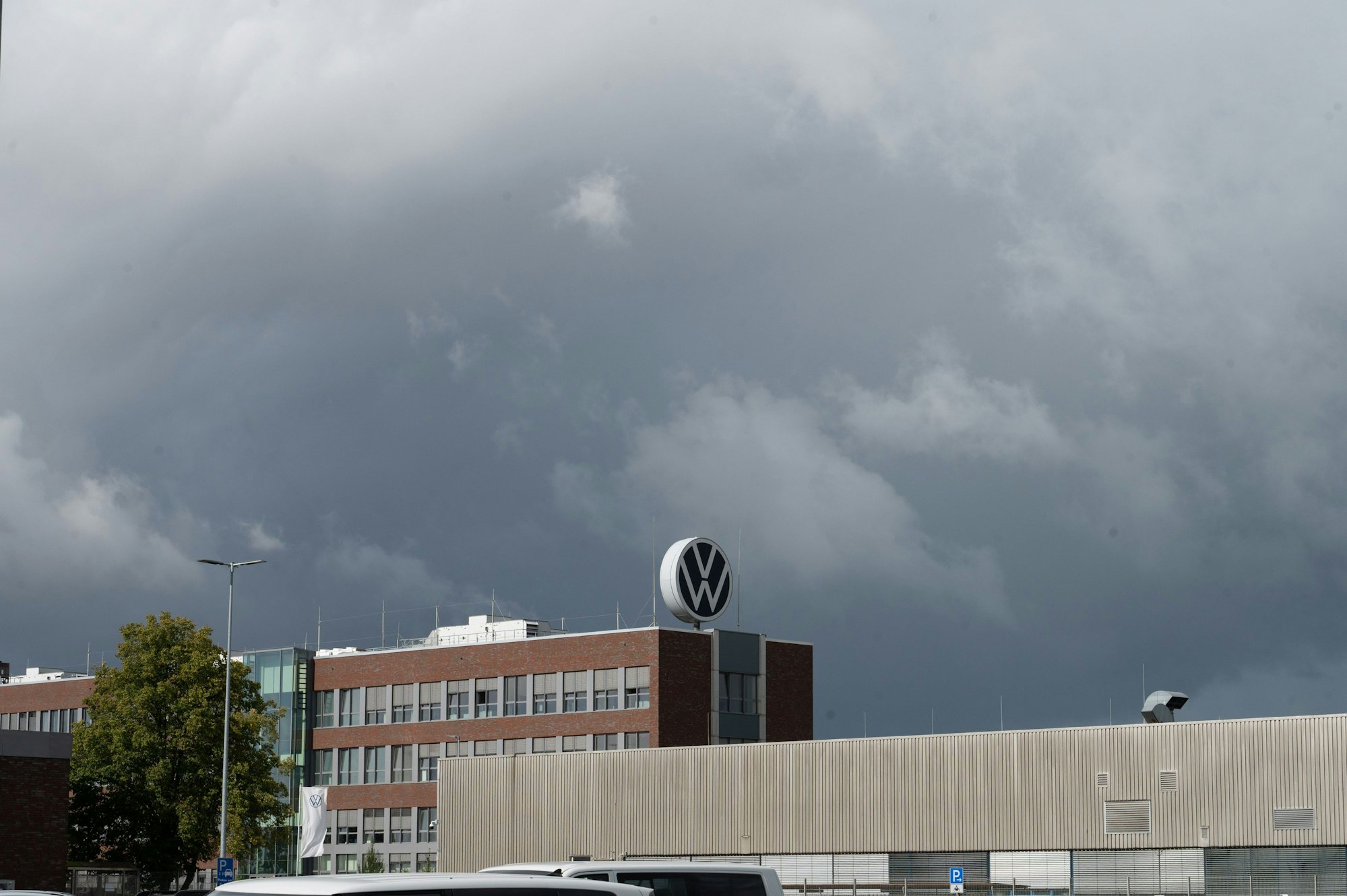 , Emden: Das Unternehmens-Logo auf einem Gebäude des Volkswagen-Werks.