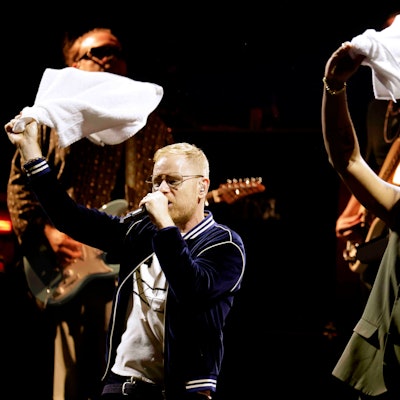 Hier wird das Handtuch geschwenkt und nicht geworfen: Peter Fox (l.) und Begleitmusiker Bensh.