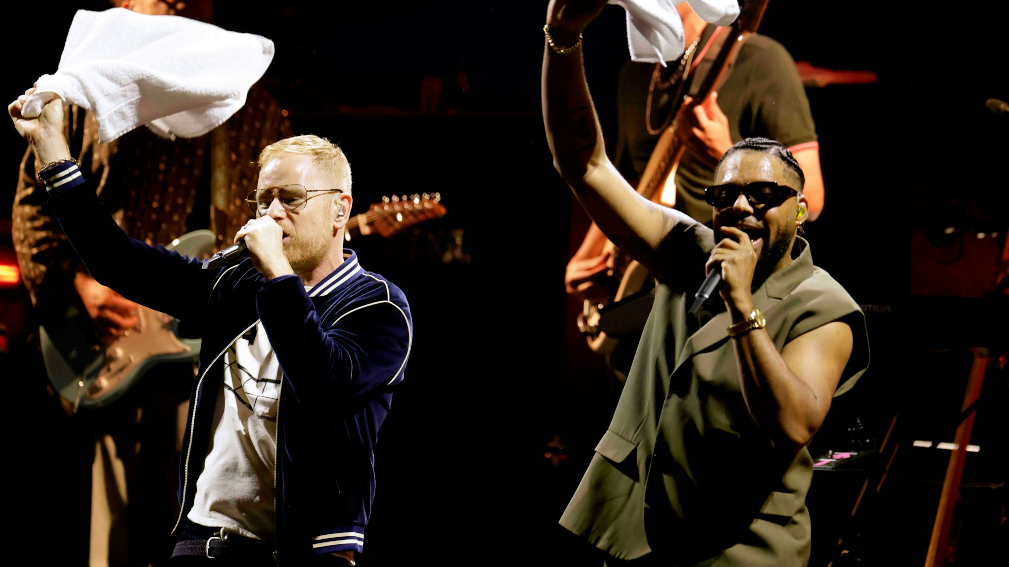 Hier wird das Handtuch geschwenkt und nicht geworfen: Peter Fox (l.) und Begleitmusiker Bensh.