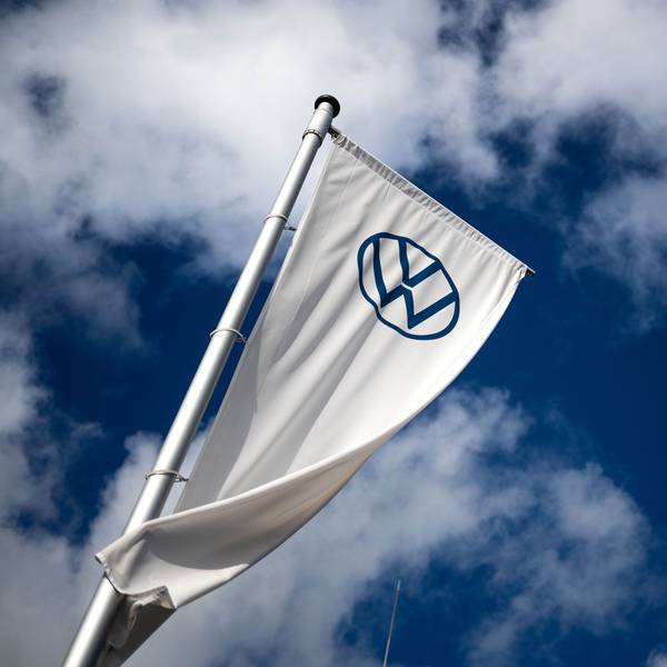 Eine Flagge weht auf dem Gelände vom VW-Werk in Emden.