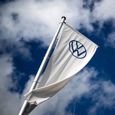 Eine Flagge weht auf dem Gelände vom VW-Werk in Emden.