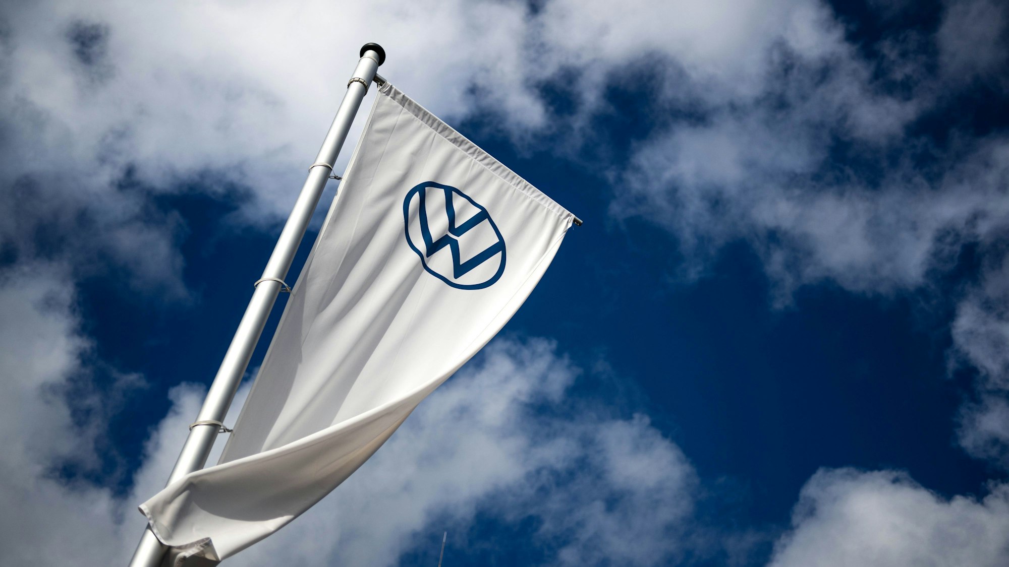 Eine Flagge weht auf dem Gelände vom VW-Werk in Emden.