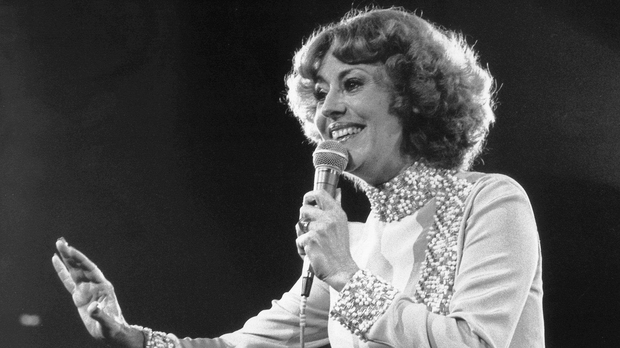 Caterina Valente singt auf der Bühne.