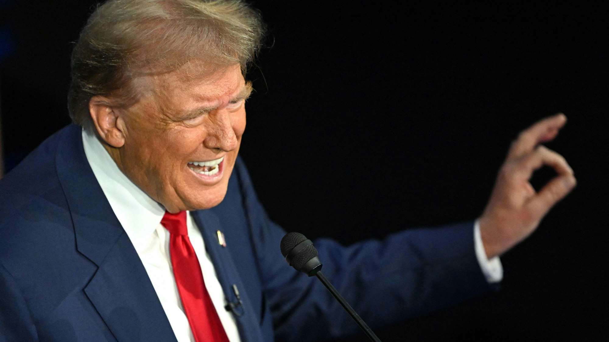 Donald Trump beim TV-Duell mit Kamala Harris. Auch das Auswärtige Amt reagierte auf die Debatte in den USA.