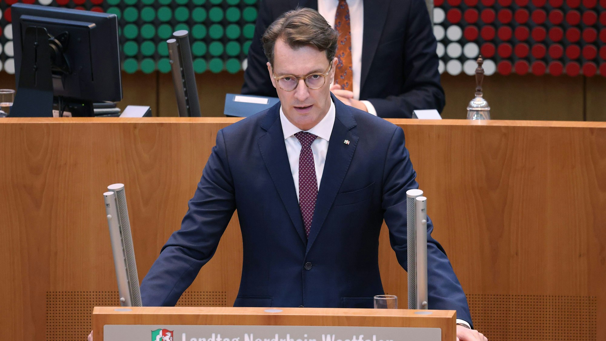 Der Nordrhein Westfälischen Ministerpräsident Hendrik Wüst spricht bei eine Plenarsitzung in der Nordrhein Westfälischen Landtag.
