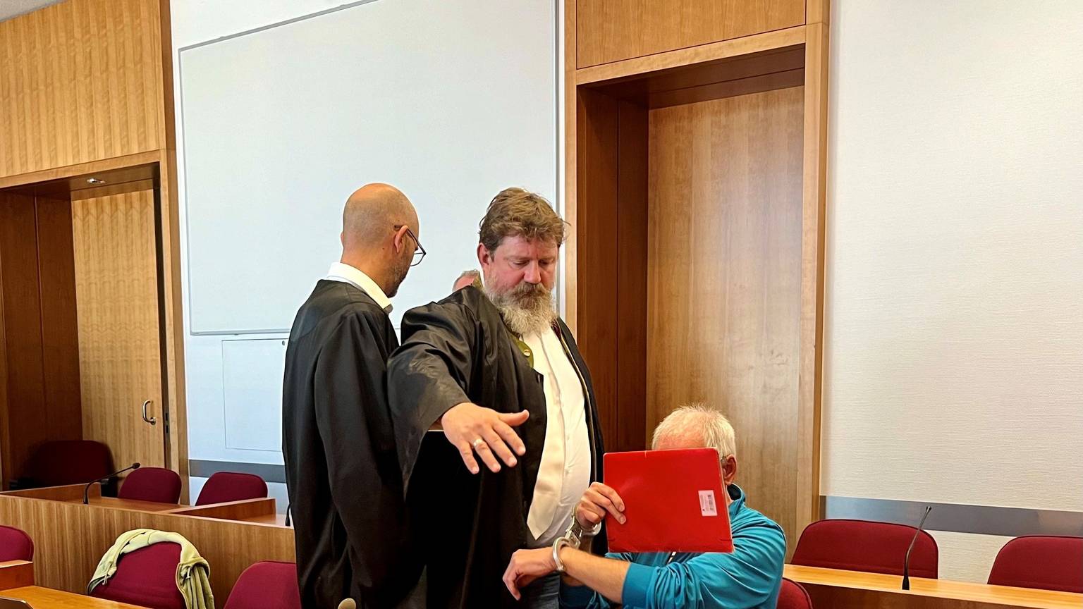 Der Angeklagte und sein juristischer Beistand im Bonner Gerichtssaal.