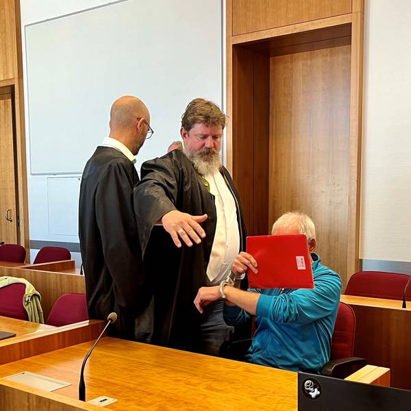 Der Angeklagte und sein juristischer Beistand im Bonner Gerichtssaal.