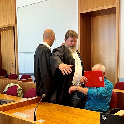 Der Angeklagte und sein juristischer Beistand im Bonner Gerichtssaal.