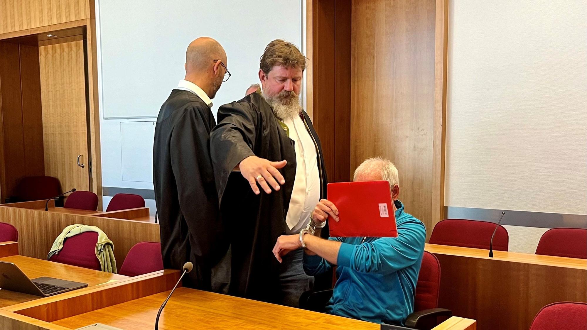 Der Angeklagte und sein juristischer Beistand im Bonner Gerichtssaal.
