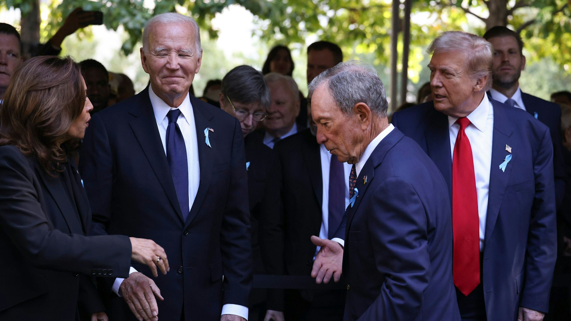 New York: Kamala Harris (l.) begrüßt Donald Trump (r.) neben US-Präsident Joe Biden (2.v.l.) und Michael Bloomberg bei ihrer Ankunft zur 9/11-Gedenkfeier am 23. Jahrestag der Terroranschläge vom 11. September 2001.