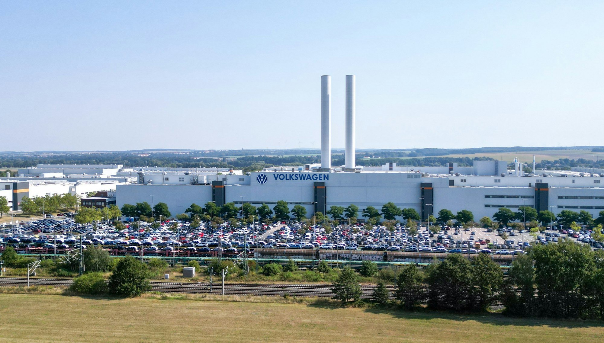 Zwickau: Güterzüge mit Neuwagen stehen vor dem Volkswagen Werk in Zwickau.
