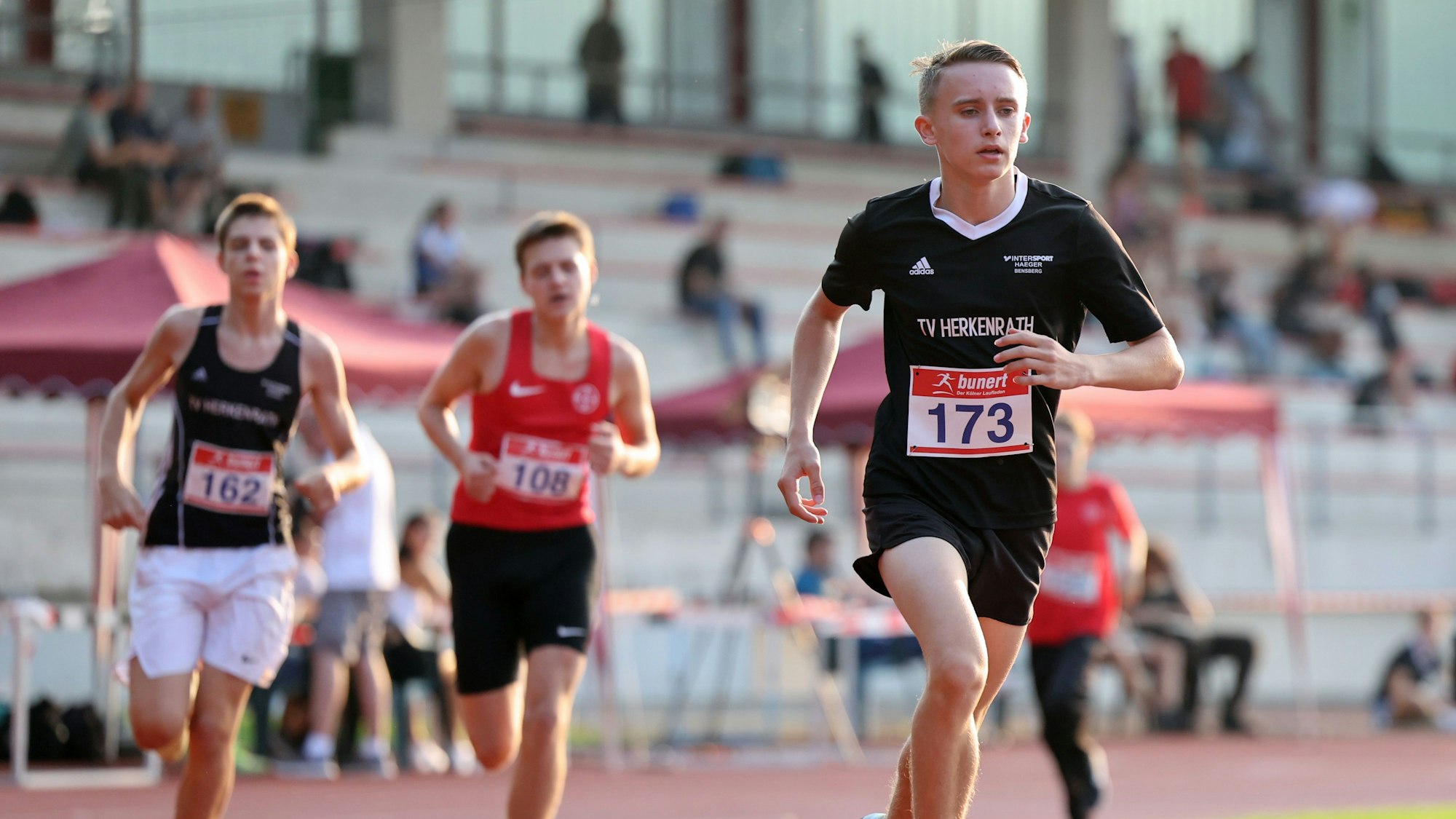 Tim Weiß vom TV Herkenrath ist mit der Nr. 173 unterwegs.