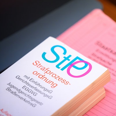Eine Ausgabe der Strafprozessordnung (StPO) liegt auf einem Aktenordner.