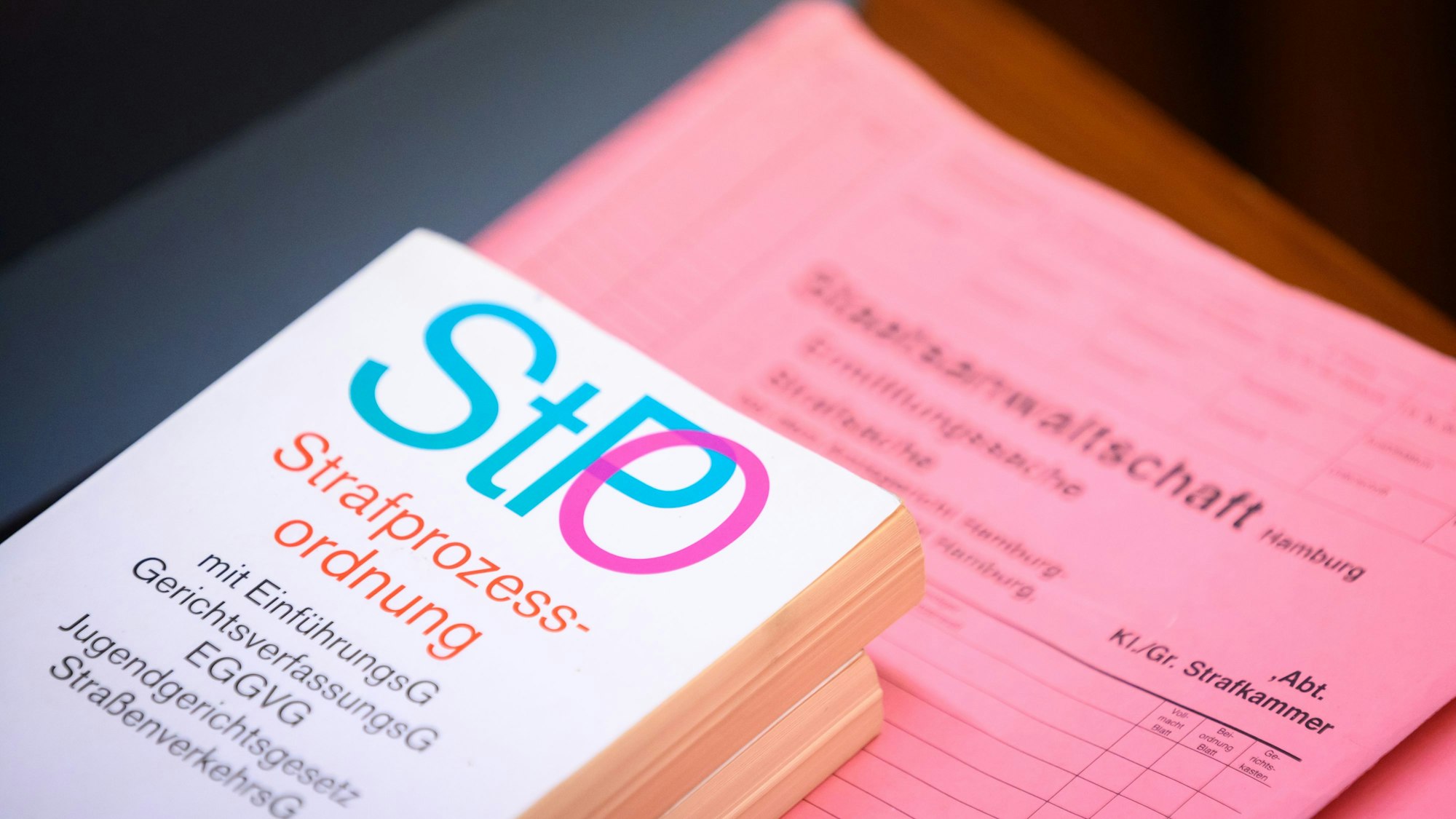 Eine Ausgabe der Strafprozessordnung (StPO) liegt auf einem Aktenordner.