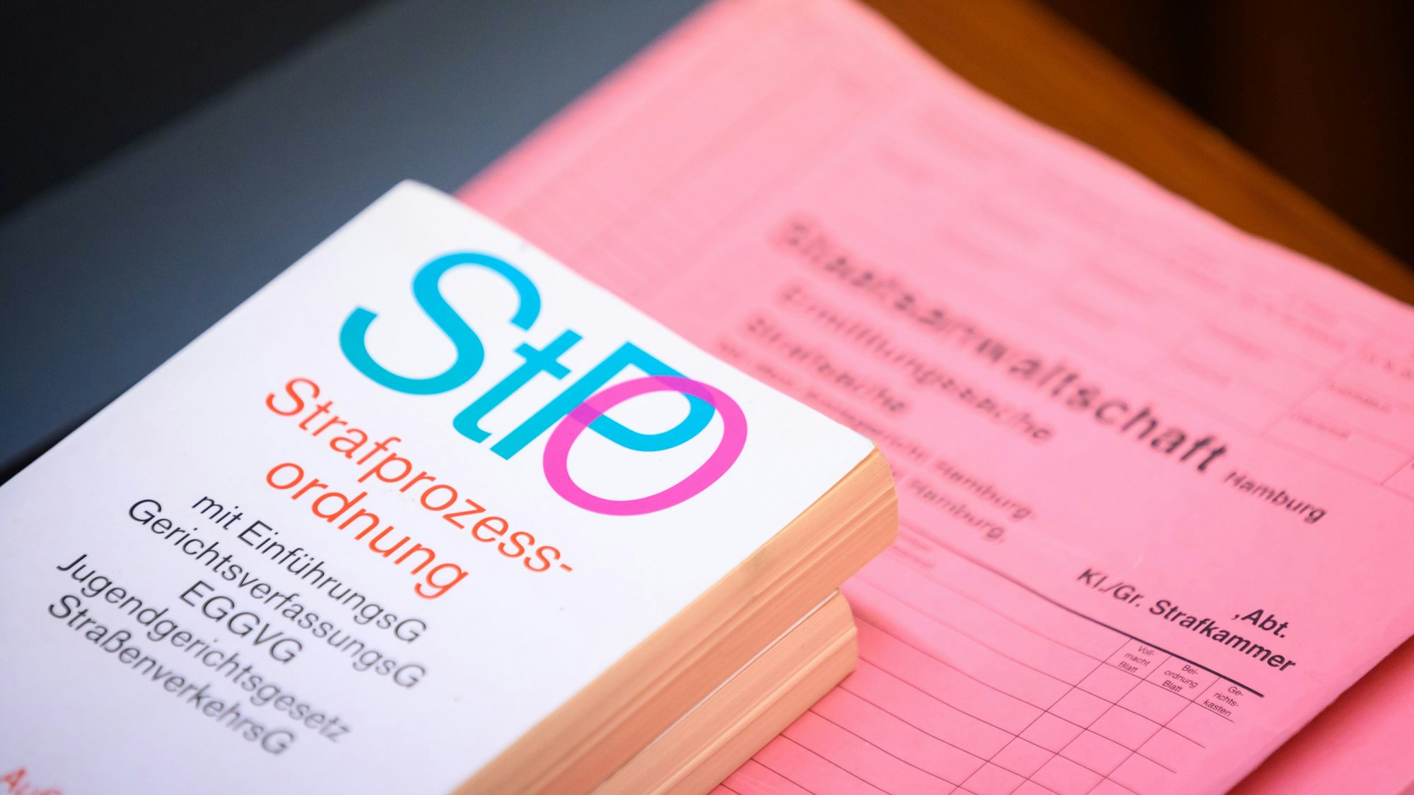 Eine Ausgabe der Strafprozessordnung (StPO) liegt auf einem Aktenordner.
