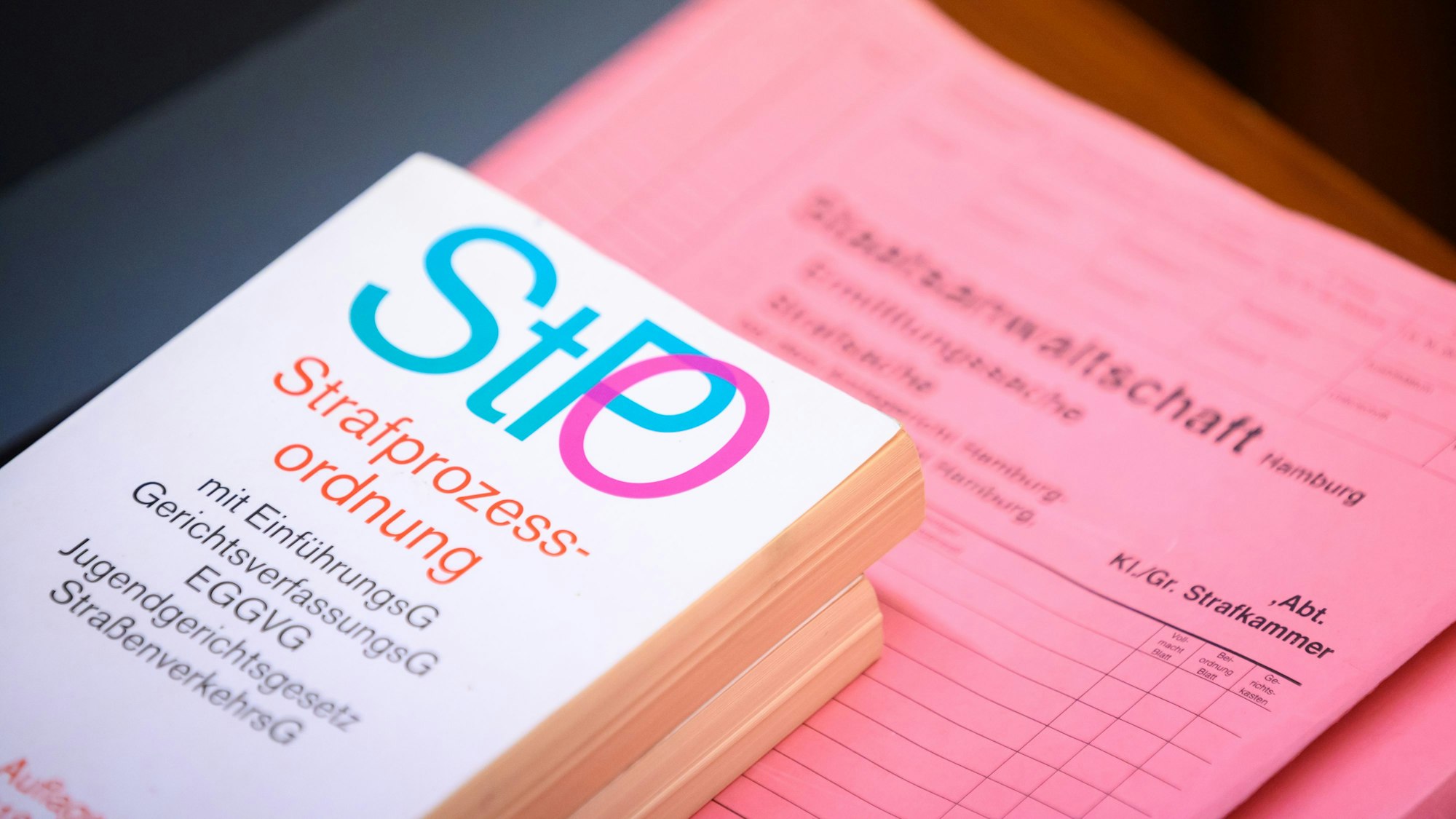 Eine Ausgabe der Strafprozessordnung (StPO) liegt auf einem Aktenordner.