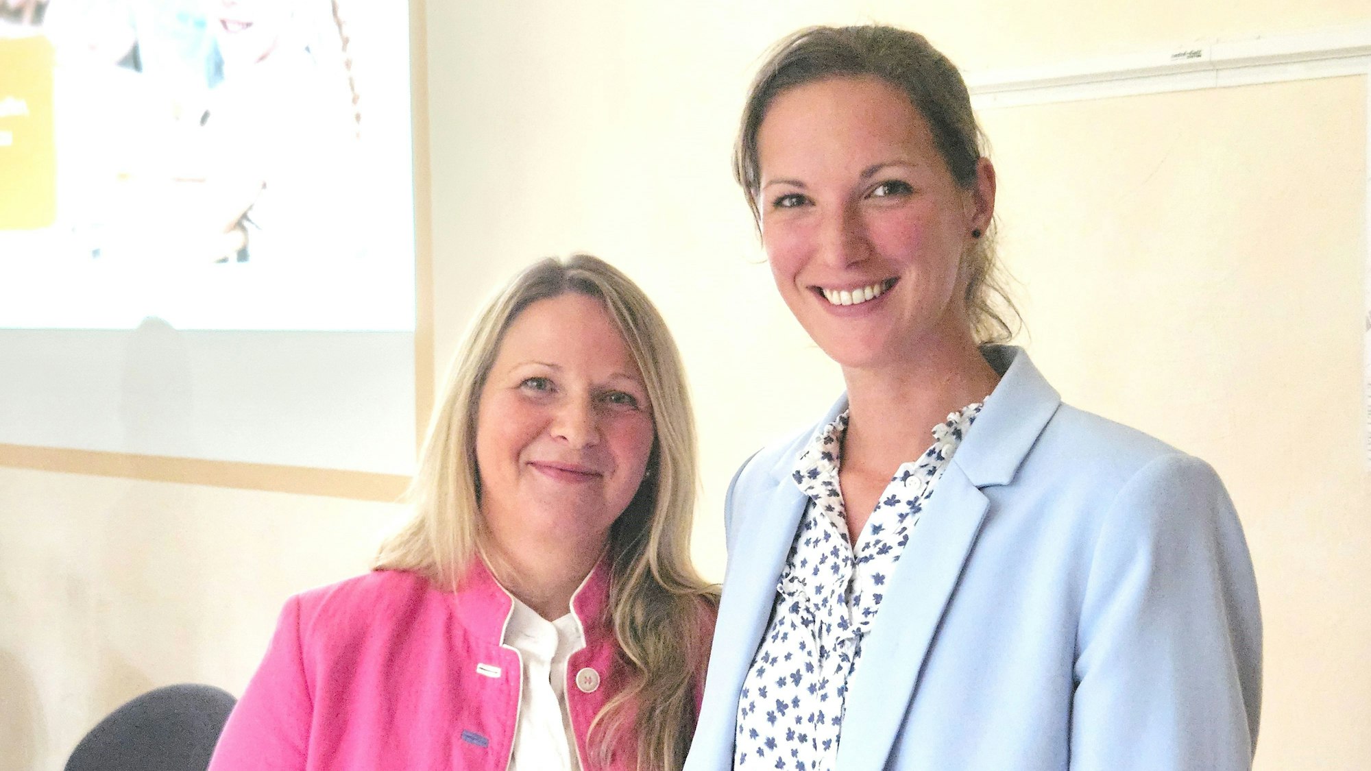 Klaudia Skodnik und Rebecca Müller stehen nebeneinander.