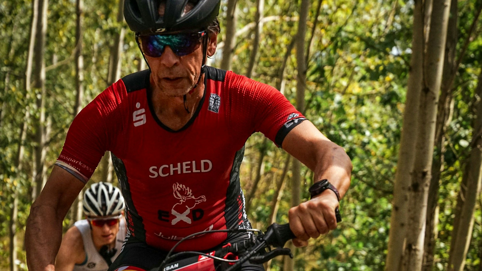 Das Bild zeigt Urban Scheld auf dem Mountainbike.