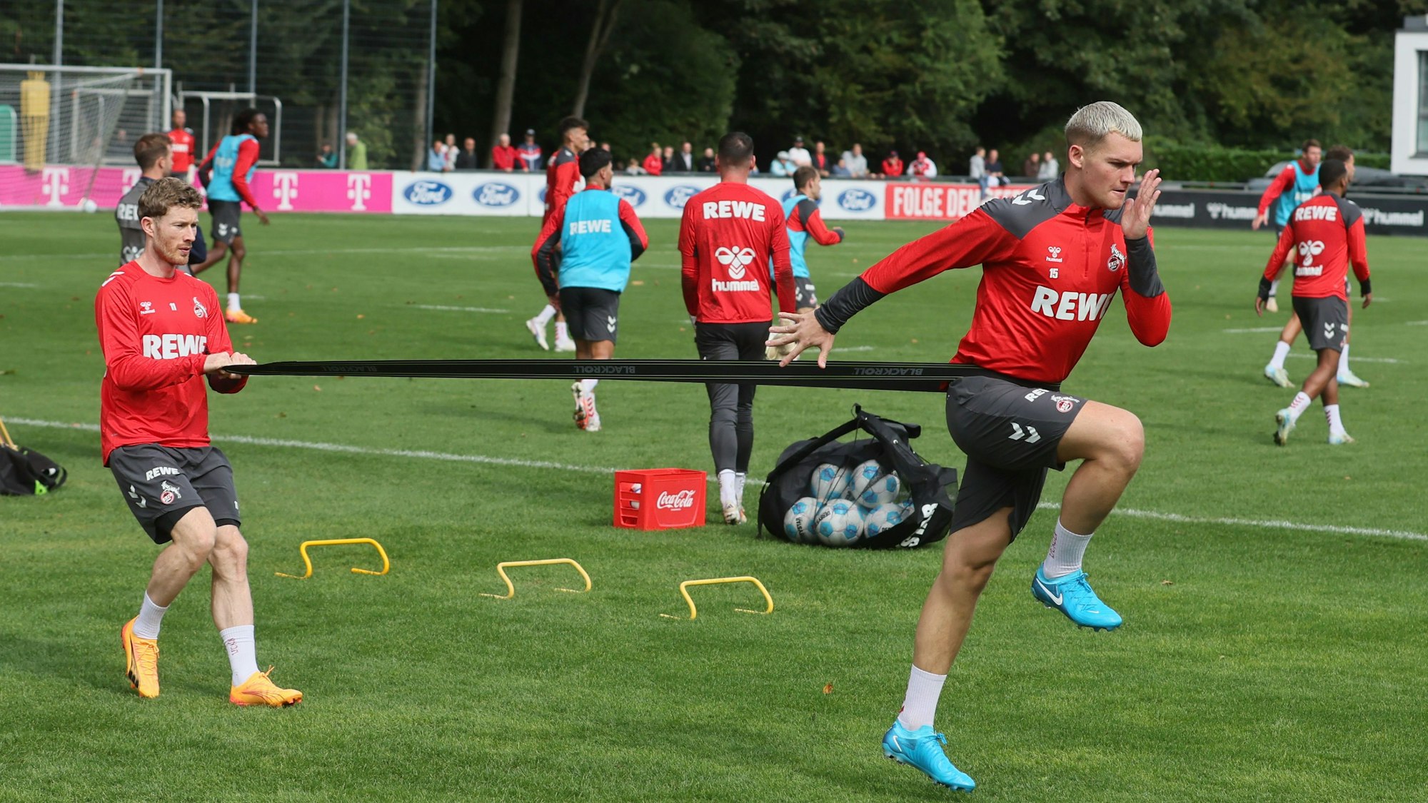 Gemeinsame Arbeit am Comeback: Innenverteidiger Luca Kilian (r.) und Offensivspieler Florian Kainz (l.).