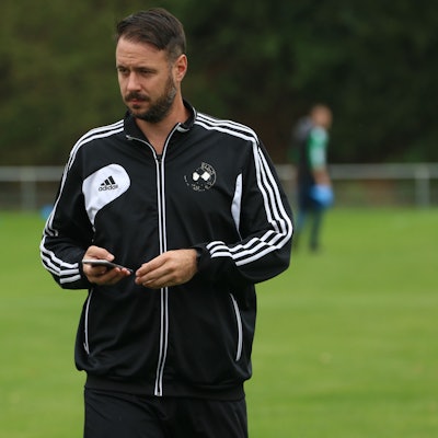 Das Bild zeigt Niklas Granrath in einer Partie, in der er bereits als Unparteiischer im Einsatz war.