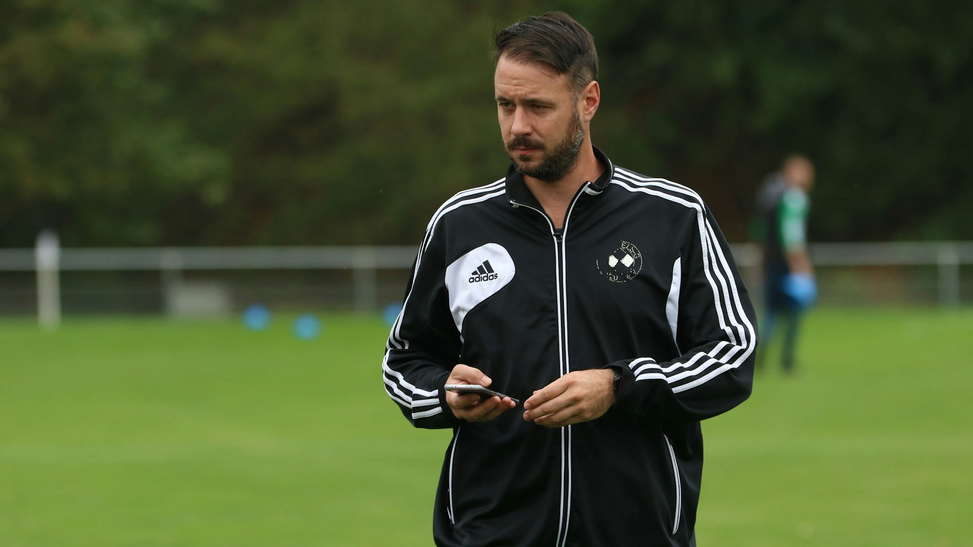 Das Bild zeigt Niklas Granrath in einer Partie, in der er bereits als Unparteiischer im Einsatz war.