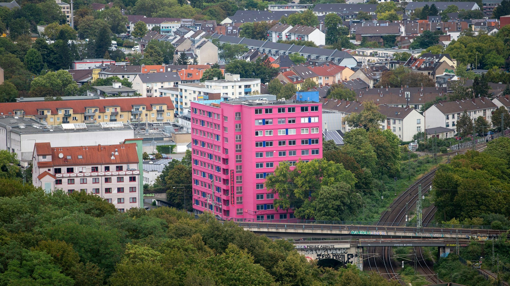 Das Pascha ist mit seiner pinken Fassade gut zu sehen.