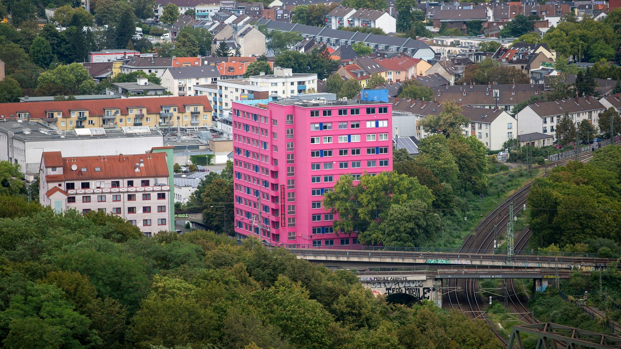 Das Bordell „Pascha“ in der Hornstraße präsentiert sich seit seinem Verkauf im Jahr 2021 ganz in pink.