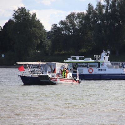Ein Feuerwehrboot sichert eine Segelyacht mit Motorschaden.