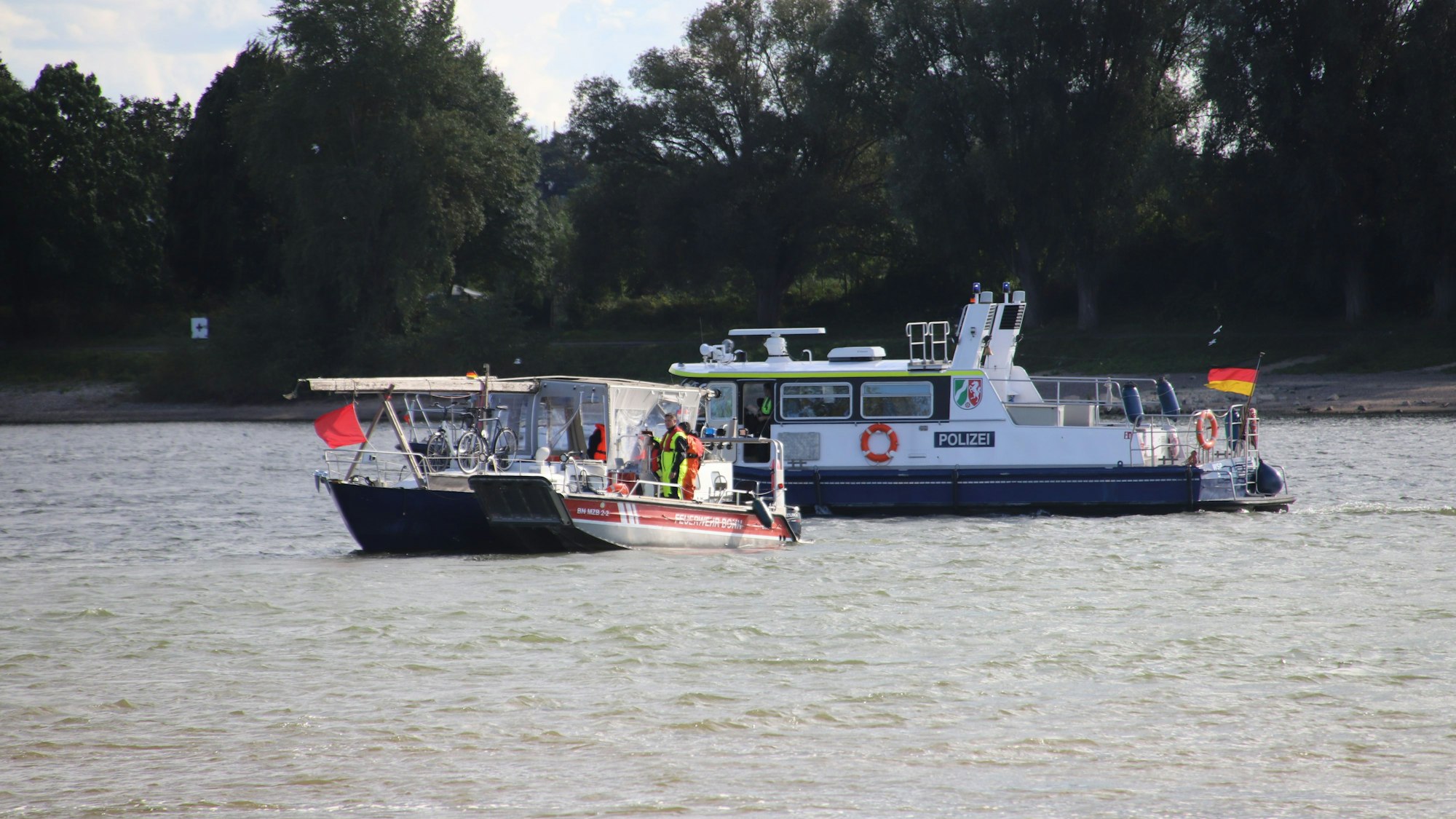 Ein Feuerwehrboot sichert eine Segelyacht mit Motorschaden.